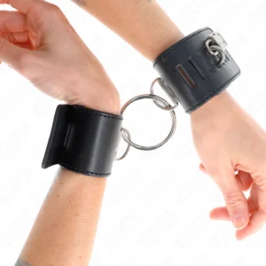 Kink - Polso Fisso con Chiusura Ad Anello e Lucchetto Nero Regolabile 16-23 cm X 5,5 cm Kink - Polso Fisso con Chiusura Ad Anello e Lucchetto Nero Regolabile 16-23 cm X 5,5 cm