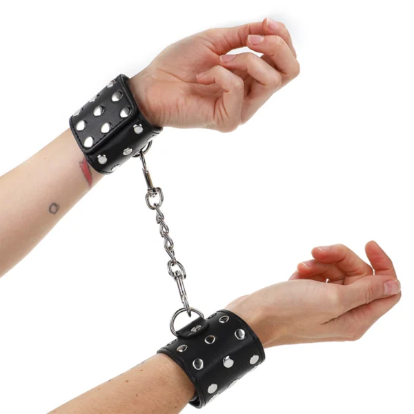 Kink - Resistenza da Polso con Chiusura a Scatto Completa di Rivetti Nera Regolabile 19-24 cm X 5,5 cm Kink - Resistenza da Polso con Chiusura a Scatto Completa di Rivetti Nera Regolabile 19-24 cm X 5,5 cm